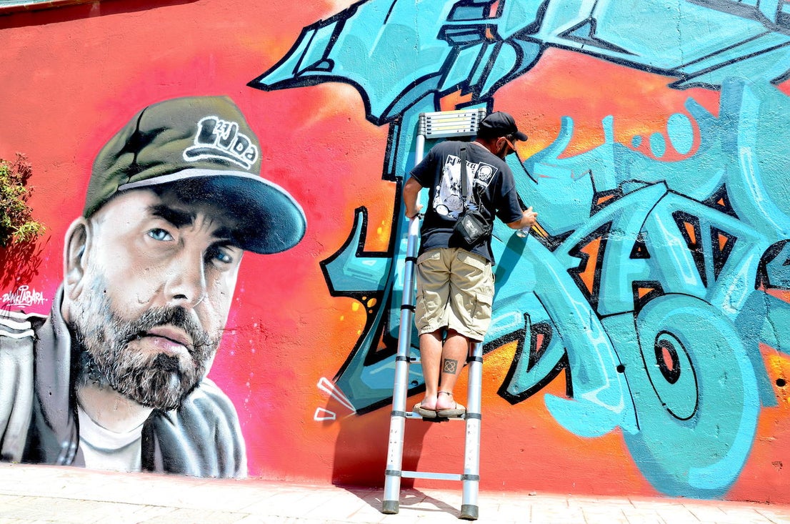 El arte urbano envuelve el campo de fútbol de Huétor Vega