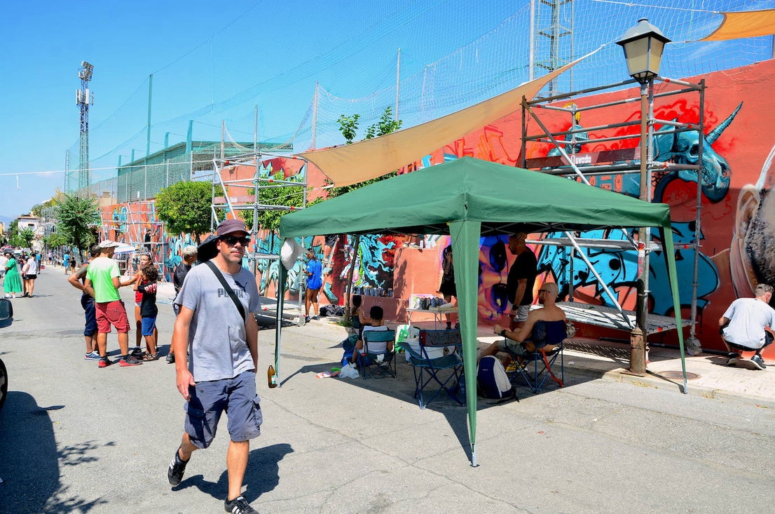 El arte urbano envuelve el campo de fútbol de Huétor Vega