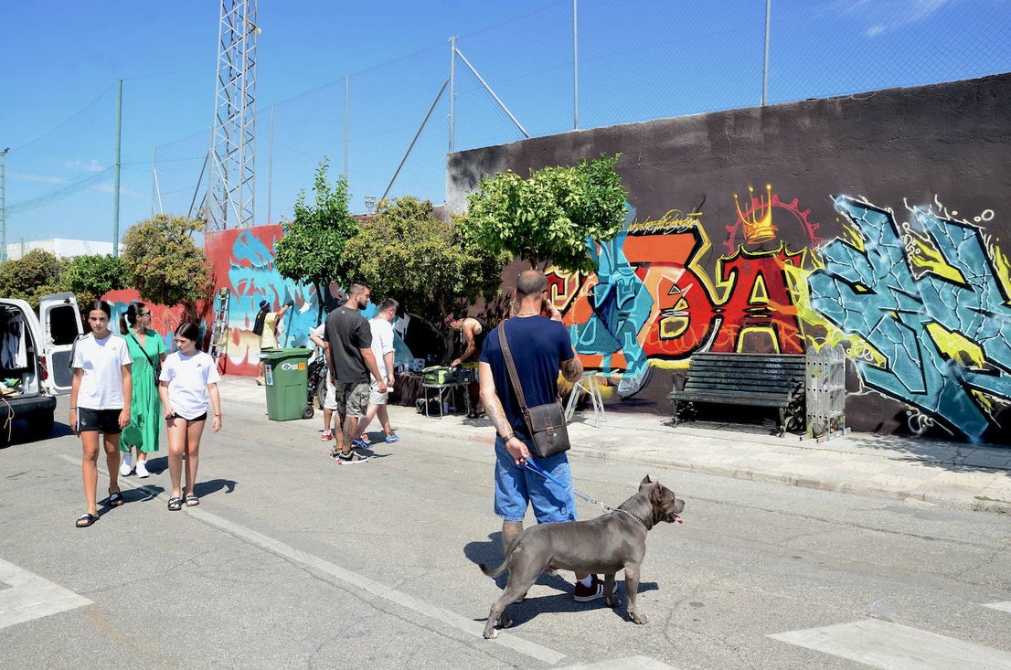 El arte urbano envuelve el campo de fútbol de Huétor Vega