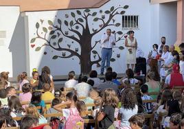 El alcalde, Mario del Paso, da la bienvenida en el colegio Mariana Pineda.