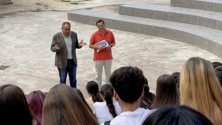 El alcalde saluda a la primera promoción de Bachillerato en Huétor Vega