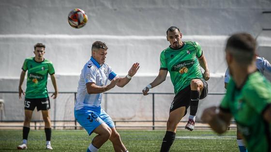 El Atlético Malagueño golpea con más acierto en Las Viñas