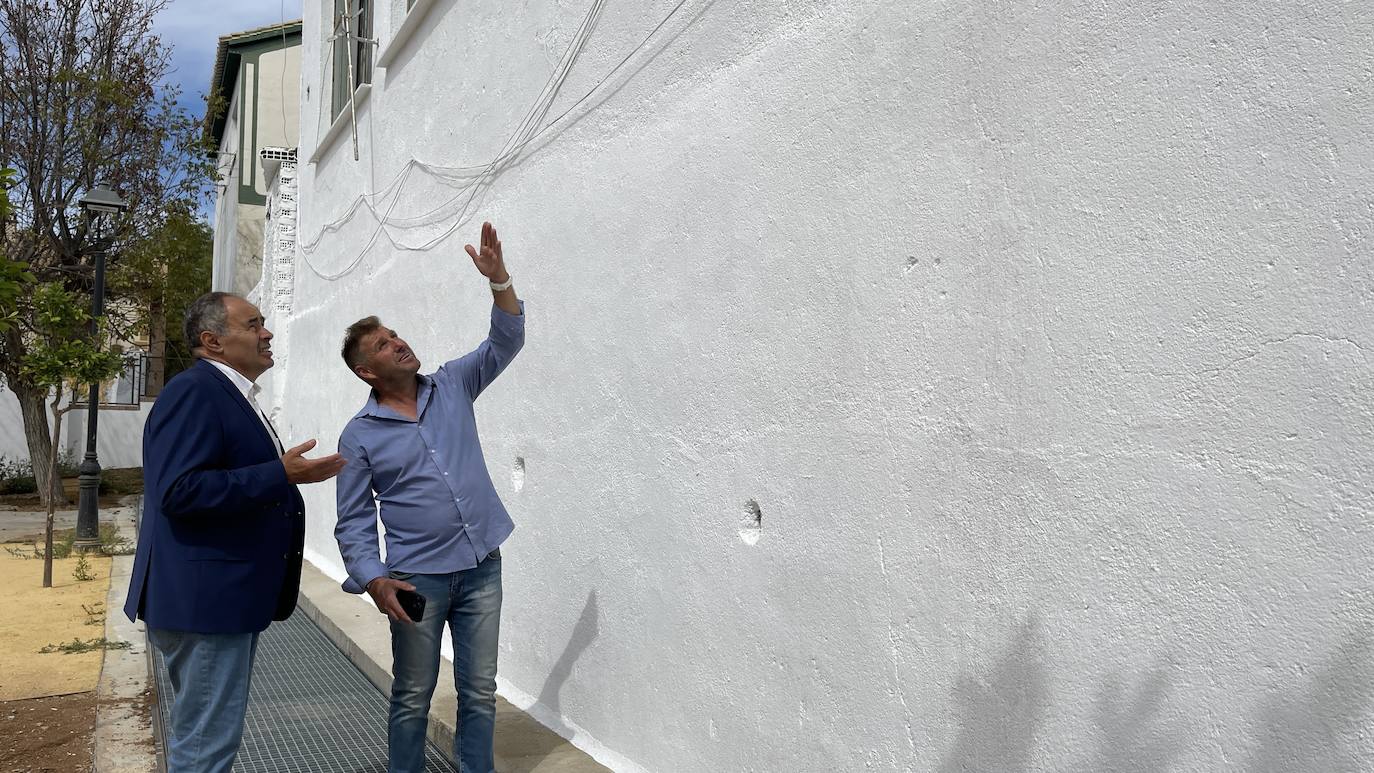 El alcalde y el concejal de Obras y Servicios, en el muro repintado del recinto del Espacio Joven.