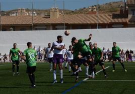 Jugada en el partido entre el Huétor Vega y el Real Jaén.