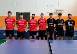 El CD Huétor Vega, a la izquierda, en el debut liguero en el pabellón La Libertad.