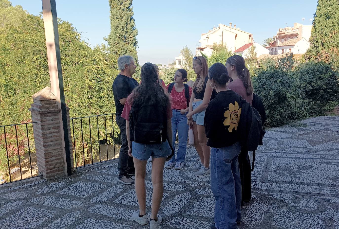 El técnico municipal de Cultura enseña al grupo el Carmen de San Rafael.
