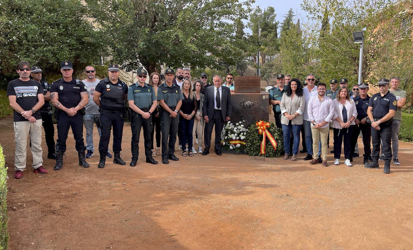 Homenaje en Huétor Vega al agente Arcos en el quinto aniversario de su muerte