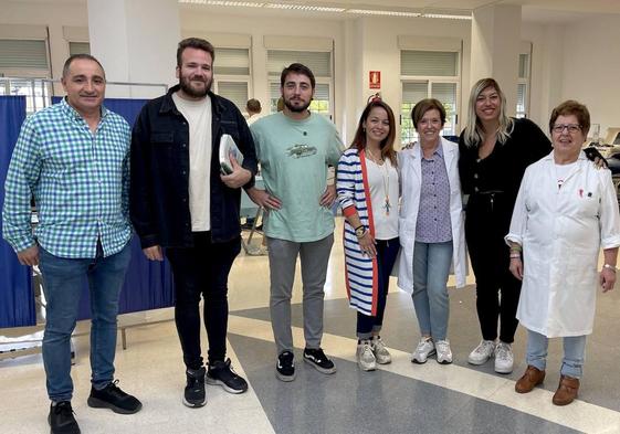 Representantes del Banco de Sangre y Tejidos de Barcelona, hoy en el Hogar del Pensionista de Huétor Vega.