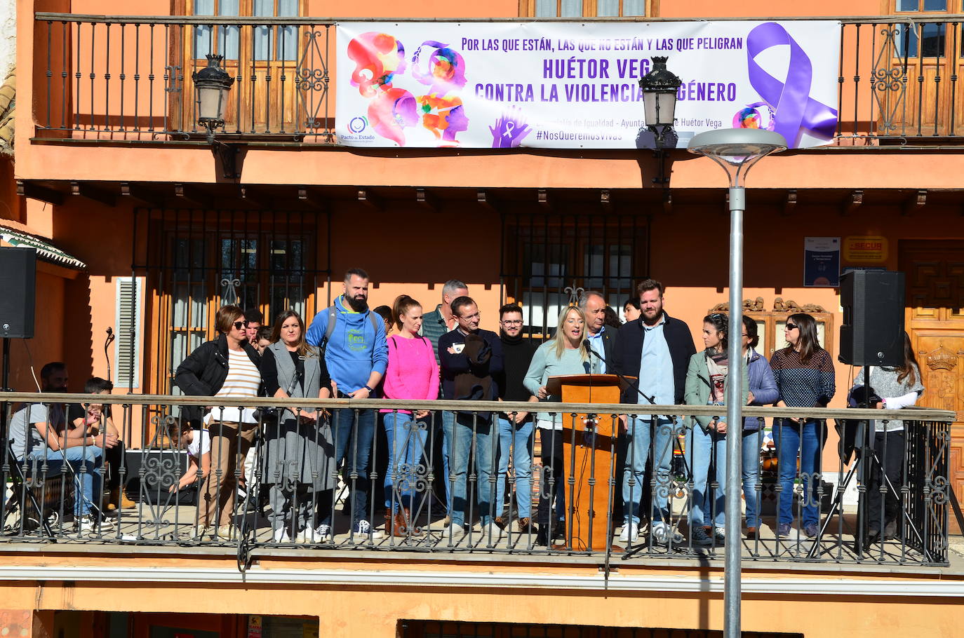 La juventud toma la voz en Huétor Vega por el 25N