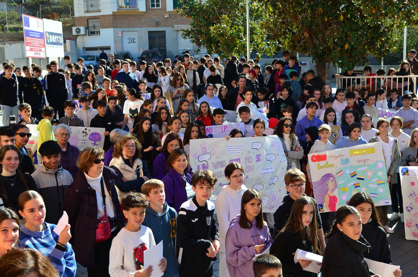 La juventud toma la voz en Huétor Vega por el 25N