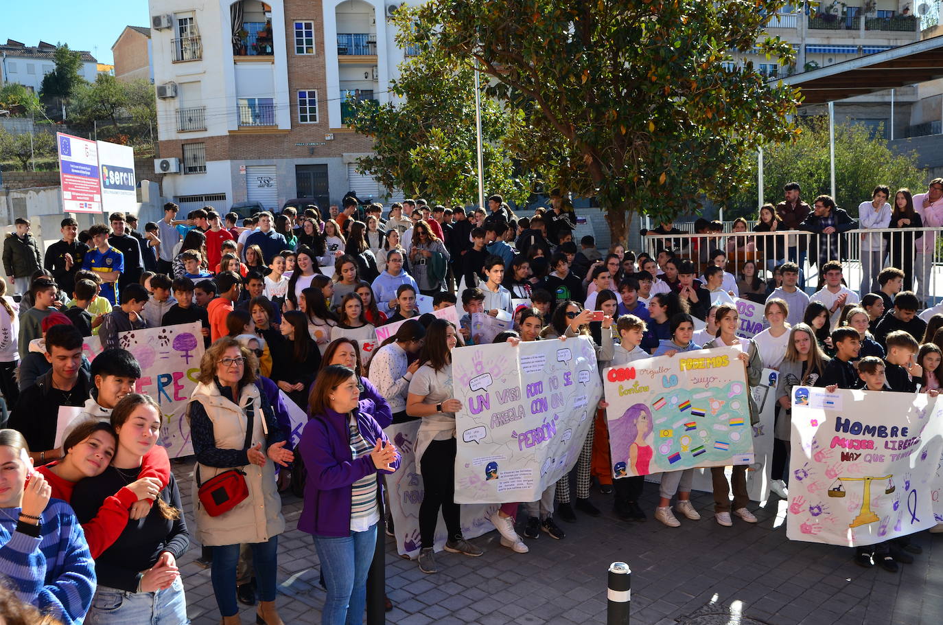 La juventud toma la voz en Huétor Vega por el 25N