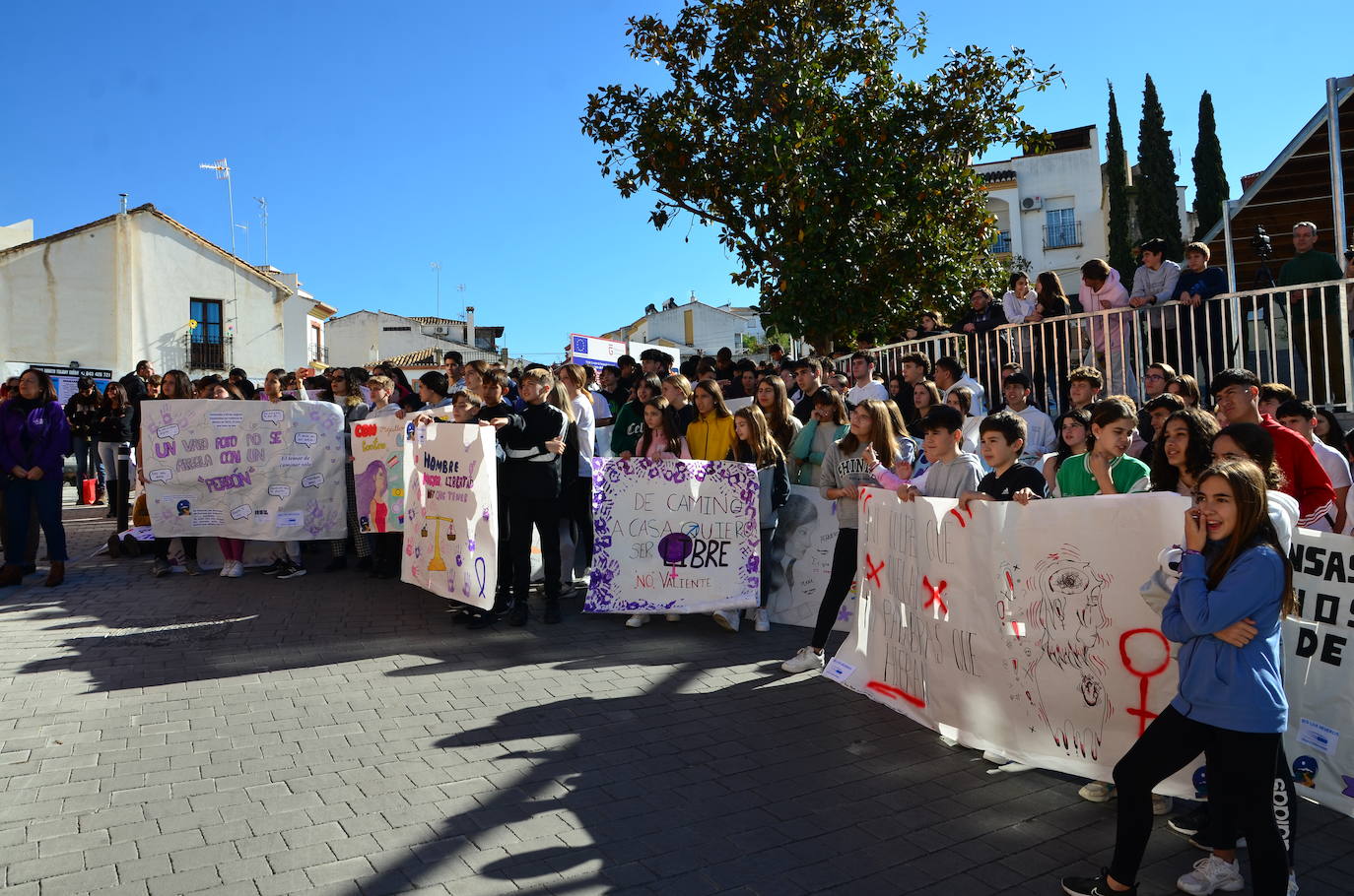 La juventud toma la voz en Huétor Vega por el 25N