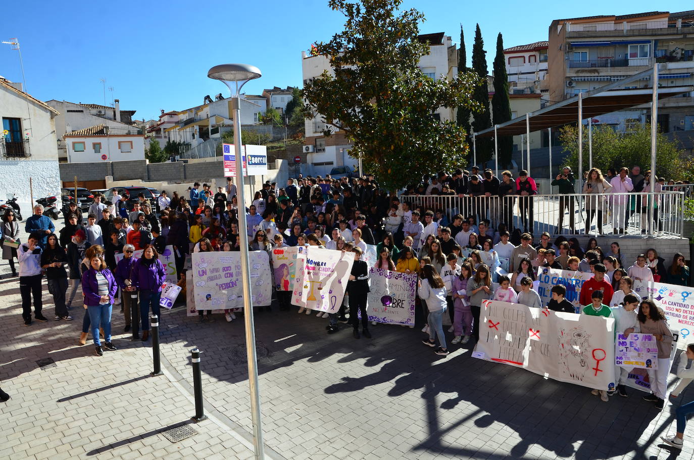 La juventud toma la voz en Huétor Vega por el 25N