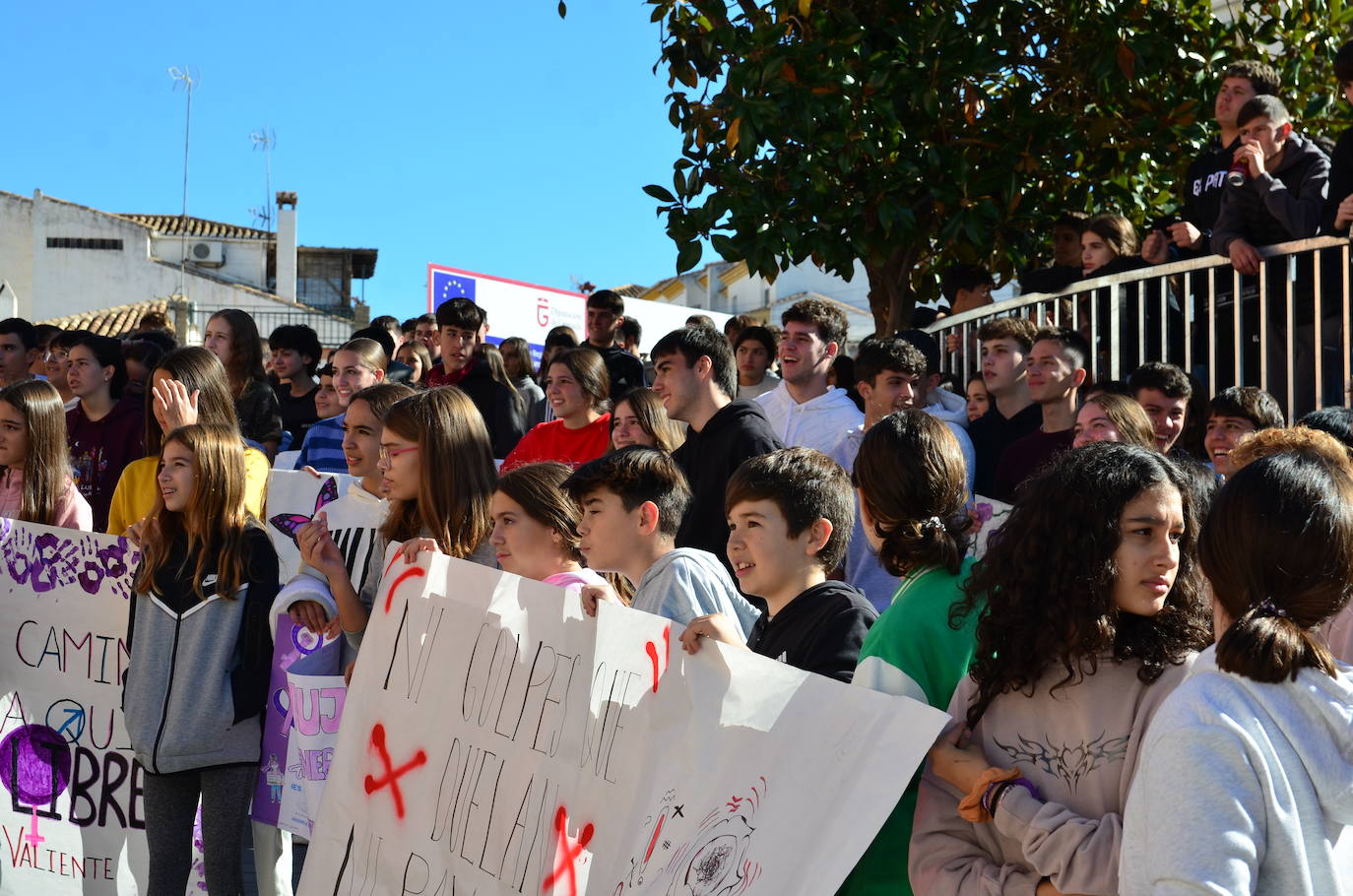 La juventud toma la voz en Huétor Vega por el 25N