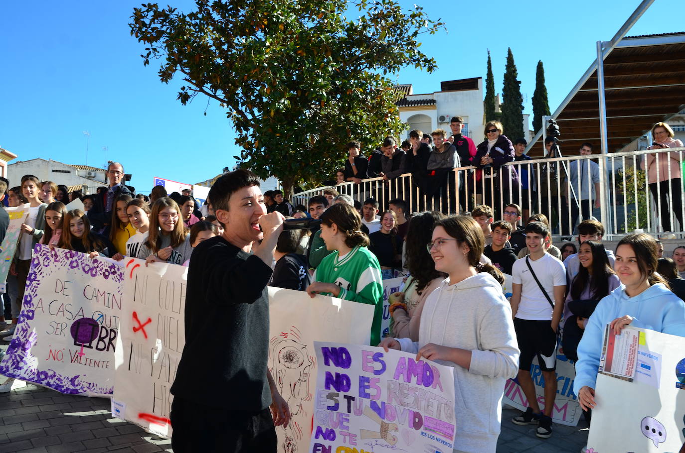 La juventud toma la voz en Huétor Vega por el 25N