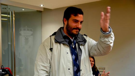El pleno de Huétor Vega aplaude a Ángel: «Un ejemplo de labor social altruista»