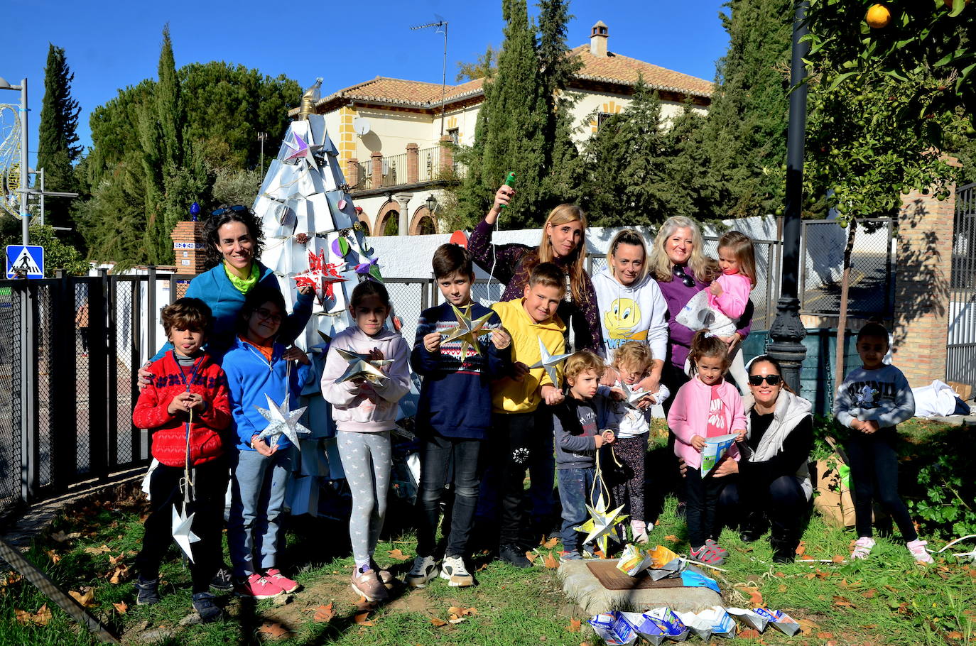 El árbol de Navidad con materiales reutilizados en Huétor Vega