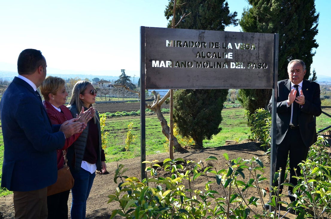 Huétor Vega inaugura el Mirador de la Vega Alcalde Mariano Molina del Paso