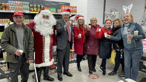 Papá Noel anima el comercio y reparte ilusión en Huétor Vega