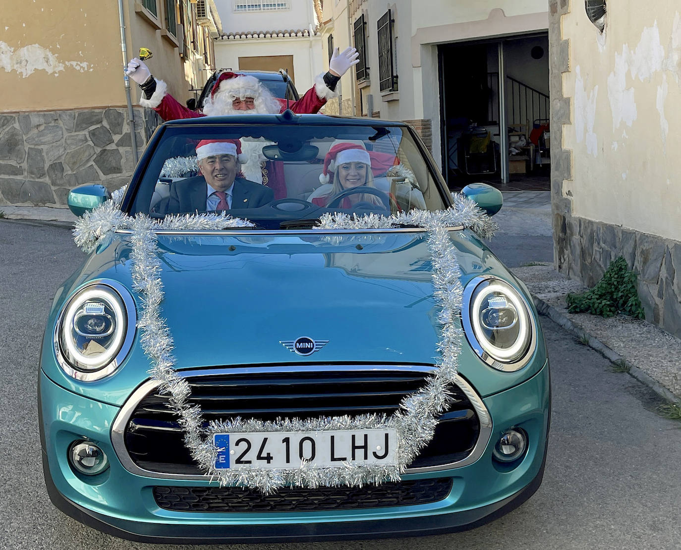 El alcalde y la concejala de Fiestas pasean a Papá Noel por Huétor Vega.