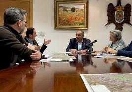 Reunión de las partes en el Ayuntamiento de Huétor Vega para la firma del convenio de colaboración.