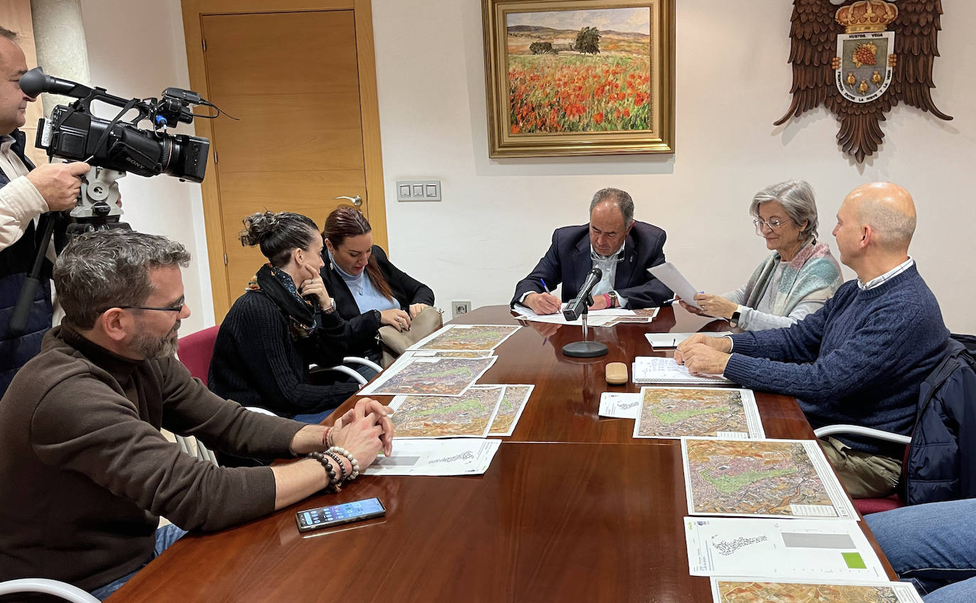 El alcalde de Huétor Vega, Mario del Paso, firma el convenio en la reunión.