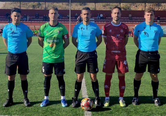 El trío arbitral junto a los capitanes de ambos conjuntos.