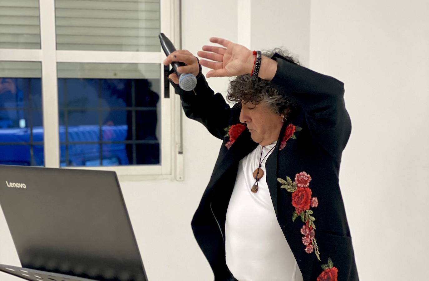 Juan Espigares, volcando todo su arte en el Hogar del Pensionista.