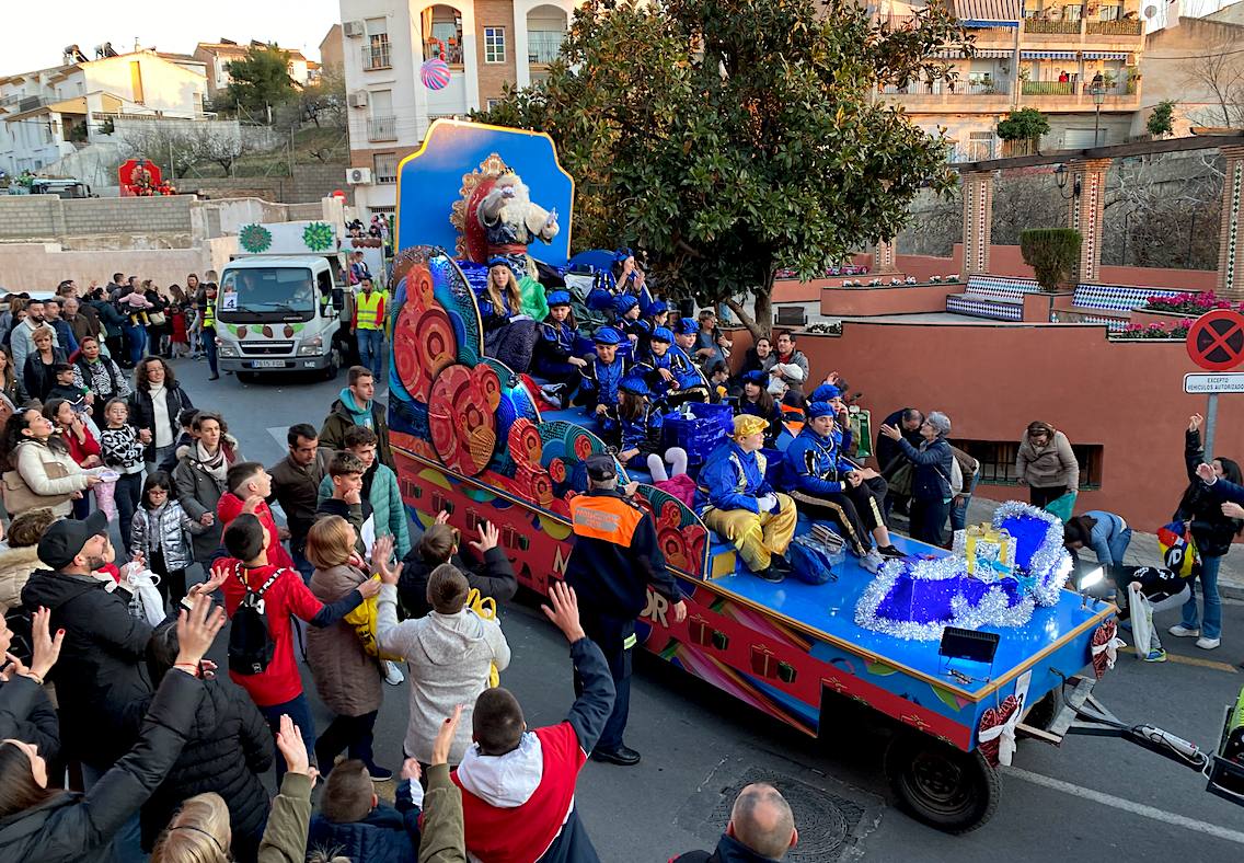 La Cabalgata de Huétor Vega, a su paso por la Plaza del Mentidero.