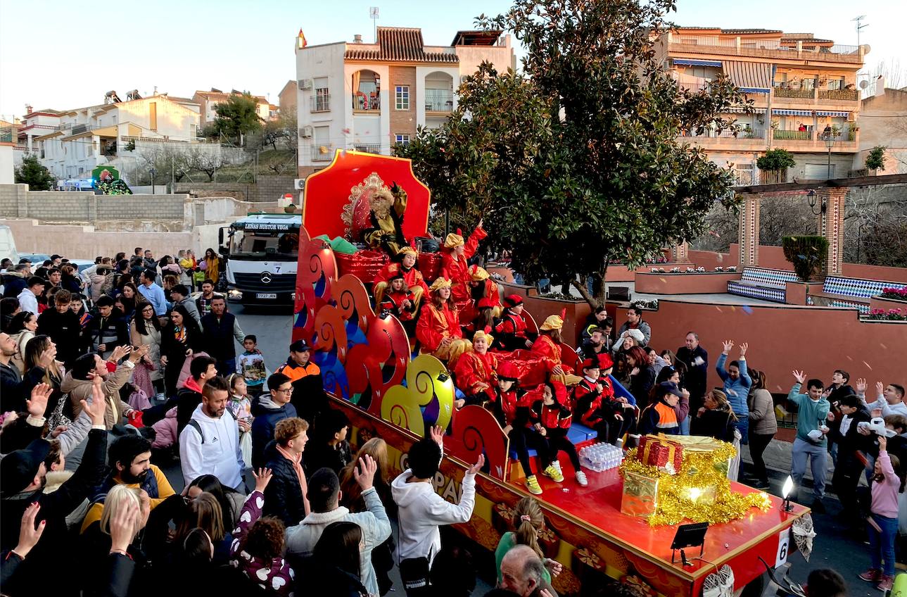 La Cabalgata de Huétor Vega, a su paso por la Plaza del Mentidero.