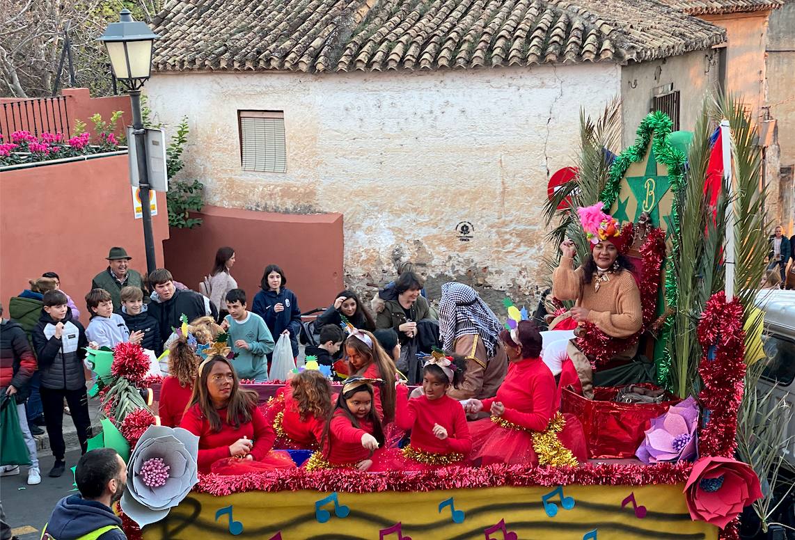 La Cabalgata de Huétor Vega, a su paso por la Plaza del Mentidero.