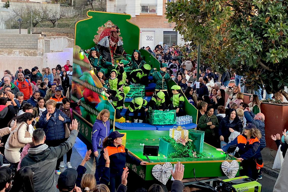 La Cabalgata de Huétor Vega, a su paso por la Plaza del Mentidero.