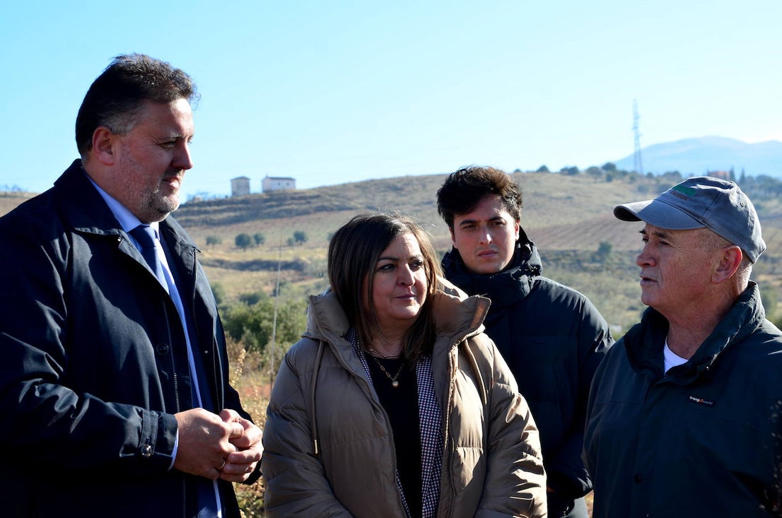 El delegado provincial de Medio Ambiente de la Junta escucha a Pepe Víbora, de Operación Encina, que atiende a diario este futuro bosque.