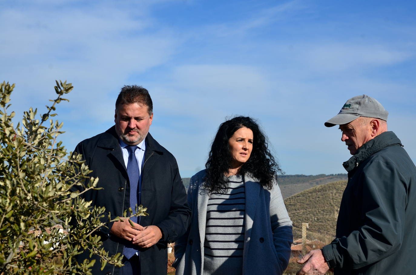 El delegado provincial de Medio Ambiente de la Junta escucha a Pepe Víbora, de Operación Encina, que atiende a diario este futuro bosque.