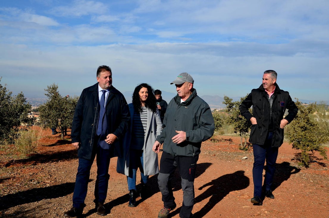 El delegado provincial de Medio Ambiente de la Junta escucha a Pepe Víbora, de Operación Encina, que atiende a diario este futuro bosque.