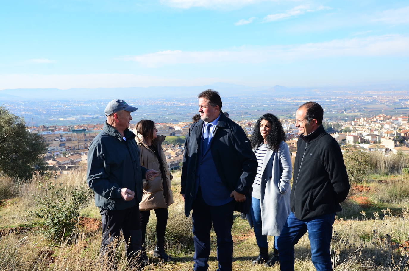 El delegado provincial de Medio Ambiente de la Junta escucha a Pepe Víbora, de Operación Encina, que atiende a diario este futuro bosque.