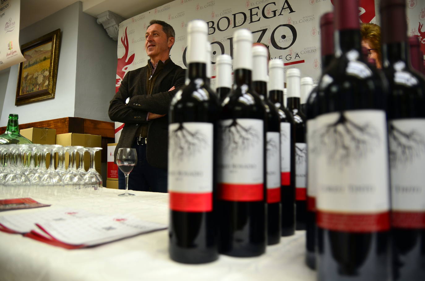 Gran ambiente en los estands de las XXVIII Jornadas del Vino, Jamón y Chacinas de Huétor Vega.