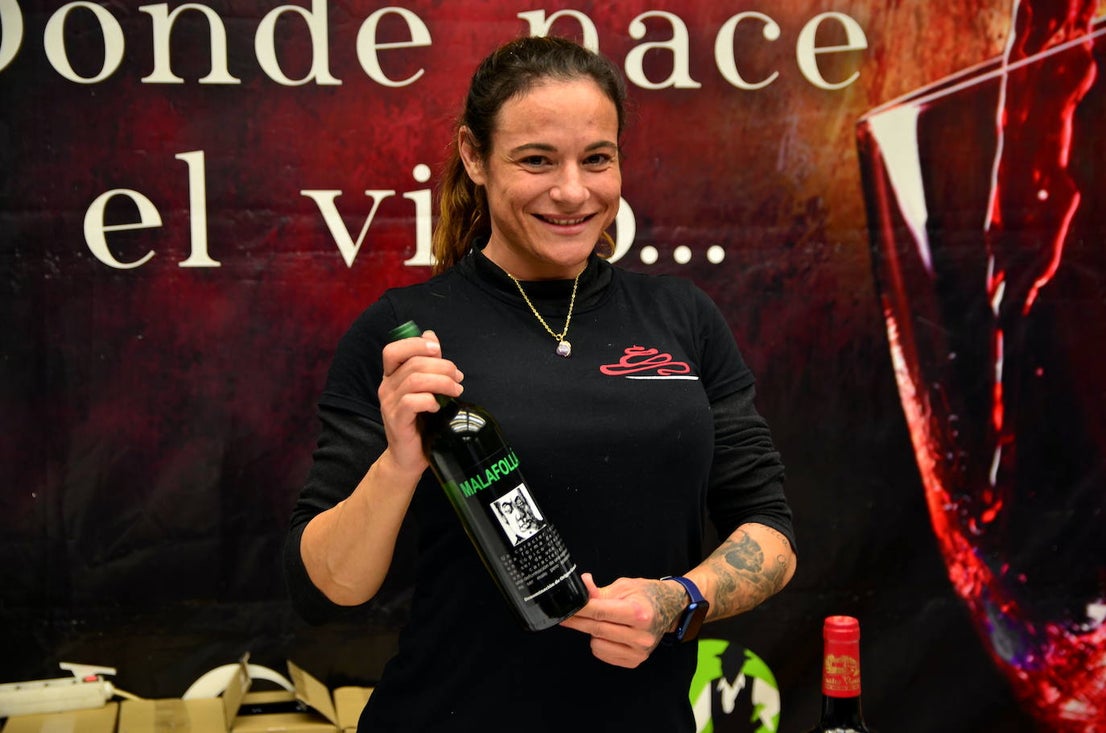 Gran ambiente en los estands de las XXVIII Jornadas del Vino, Jamón y Chacinas de Huétor Vega.