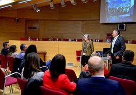 Manuela Martínez, presidenta de Descubrir la Vega, y Mario del Paso, alcalde de Huétor Vega, en el encuentro con la corporación municipal.