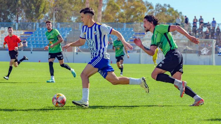 El Motril vence al Huétor Vega en un apasionante derbi provincial