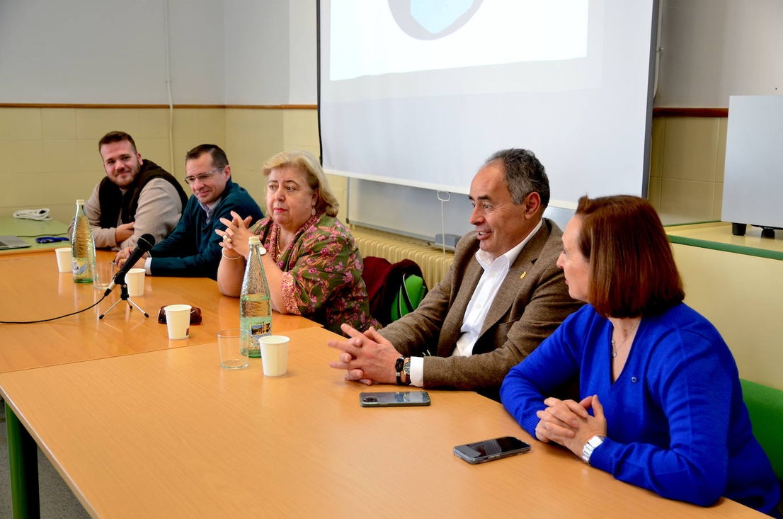 Clara Aguilera enseña la realidad del Parlamento Europeo al IES Los Neveros