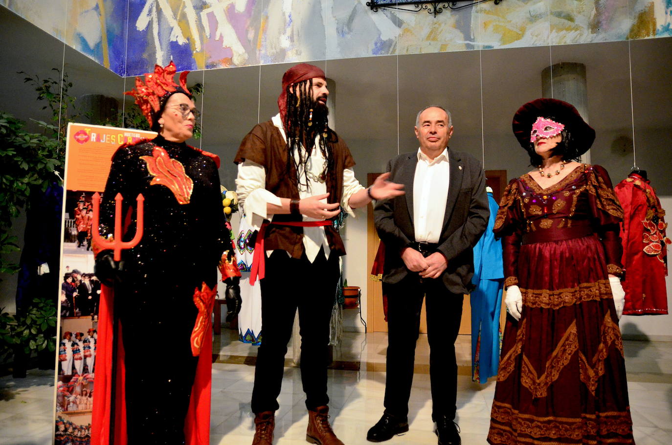 Huétor Vega expone los trajes de su carnaval tradicional