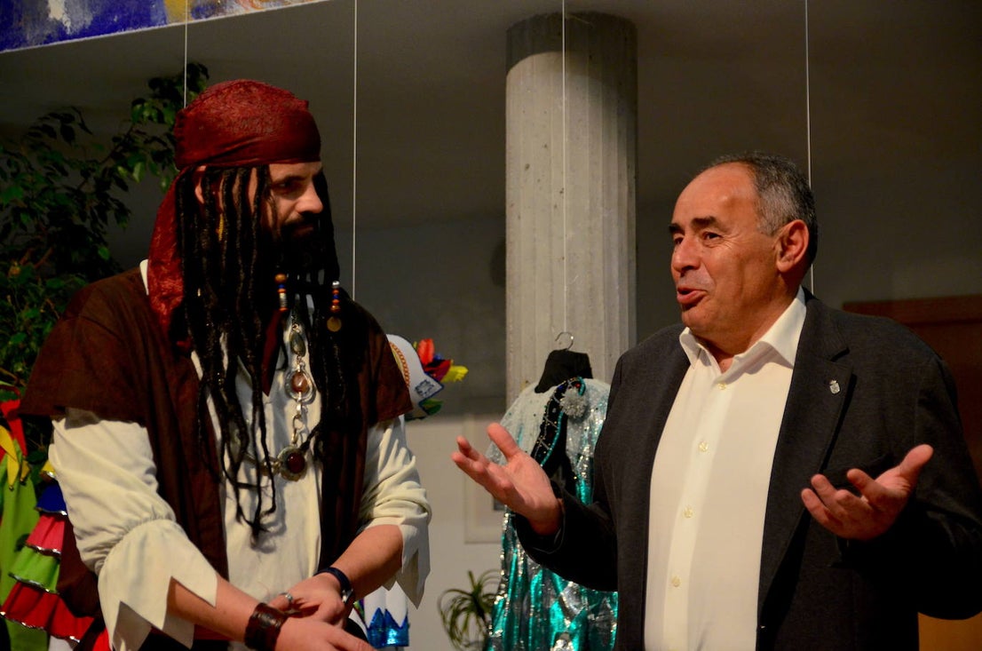 Huétor Vega expone los trajes de su carnaval tradicional