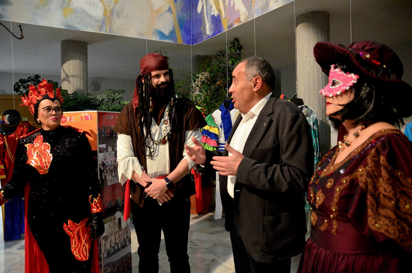 Huétor Vega expone los trajes de su carnaval tradicional