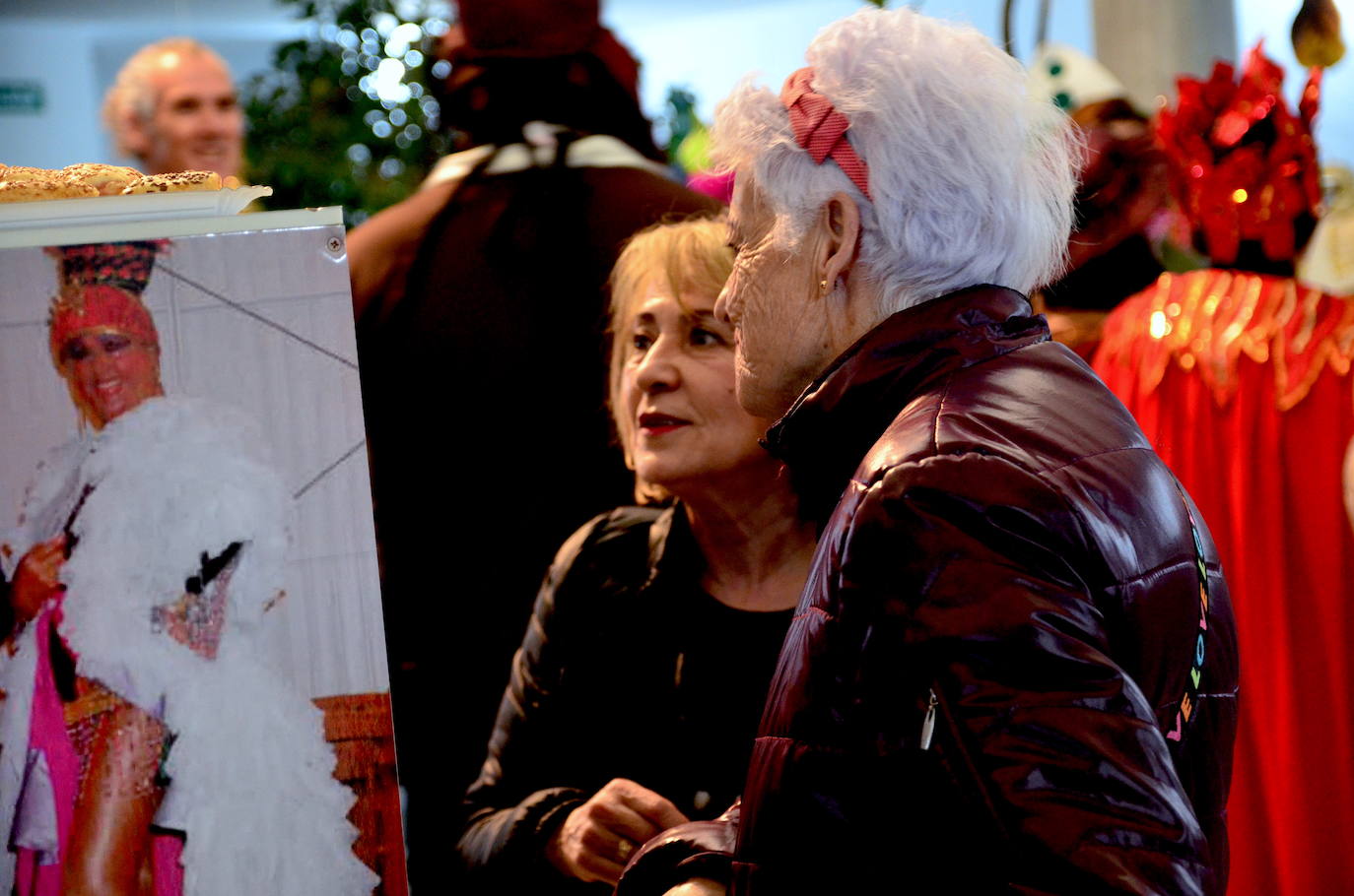 Huétor Vega expone los trajes de su carnaval tradicional