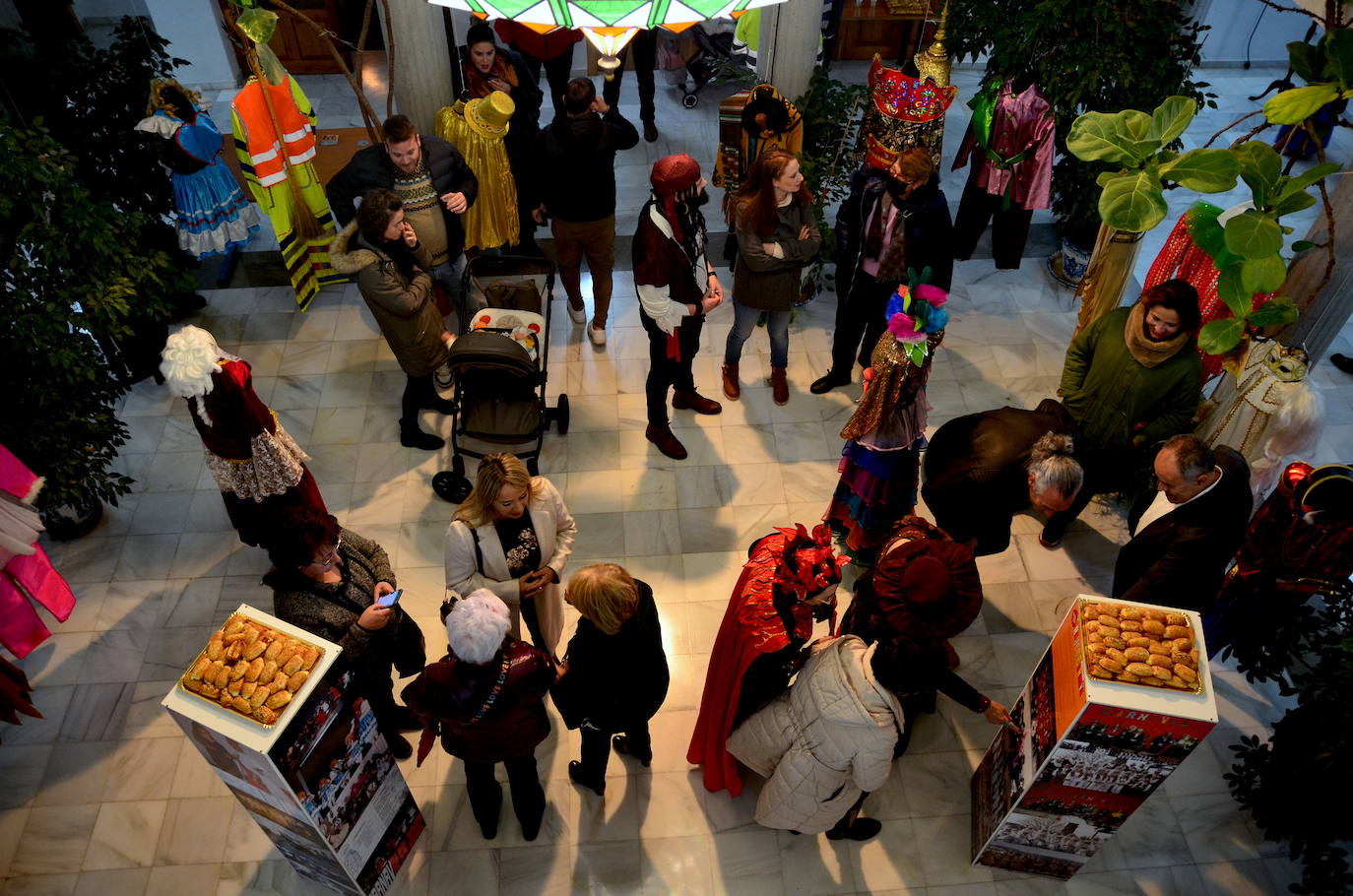 Huétor Vega expone los trajes de su carnaval tradicional