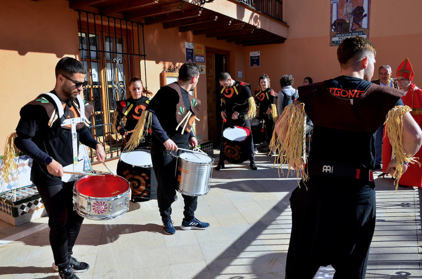 Encuéntrate en el pasacalles del carnaval de Huétor Vega