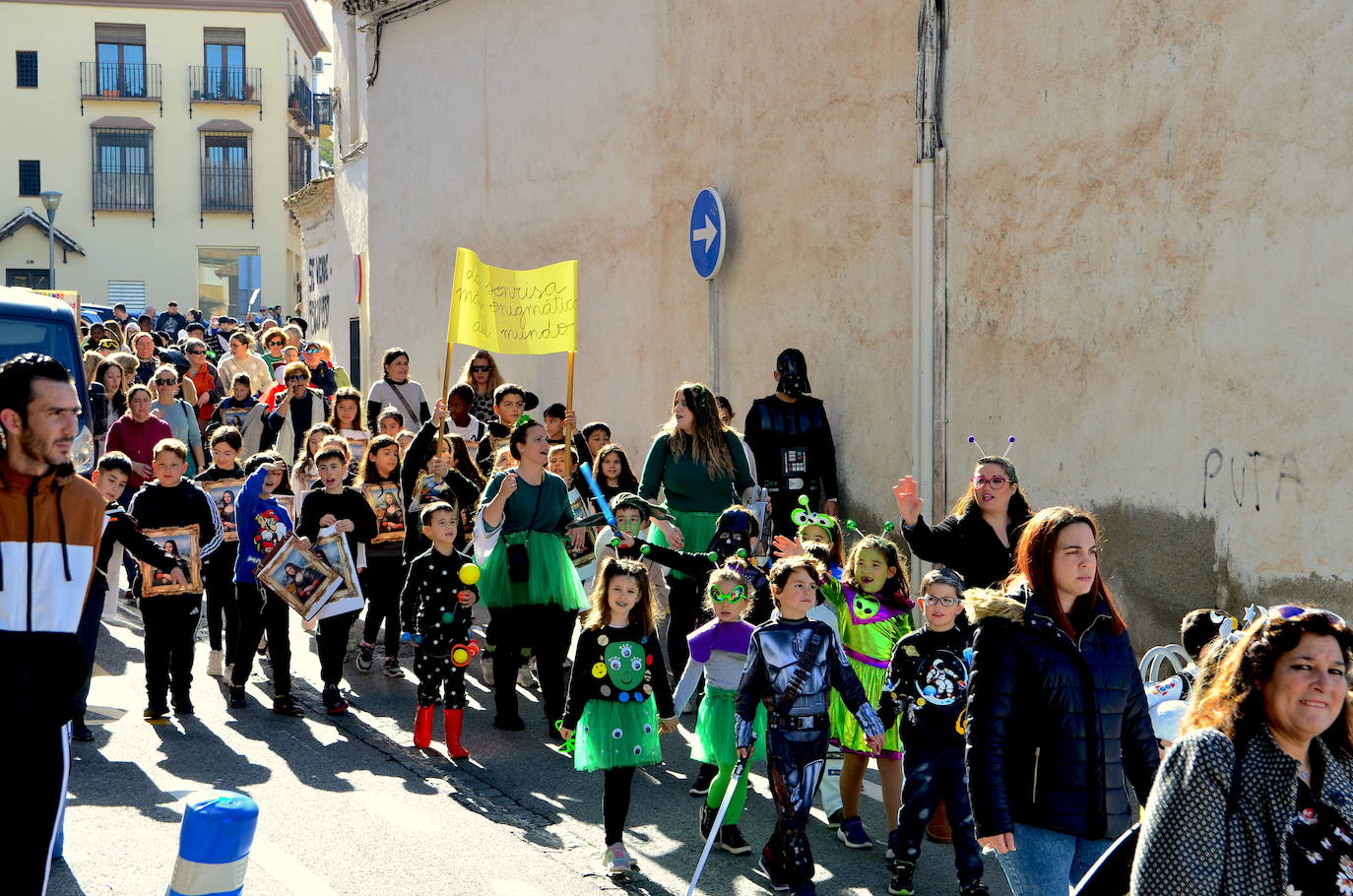 Encuéntrate en el pasacalles del carnaval de Huétor Vega