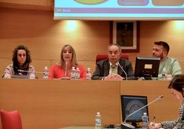 El regidor hueteño, Mario del Paso (en el centro), en el último pleno ordinario.