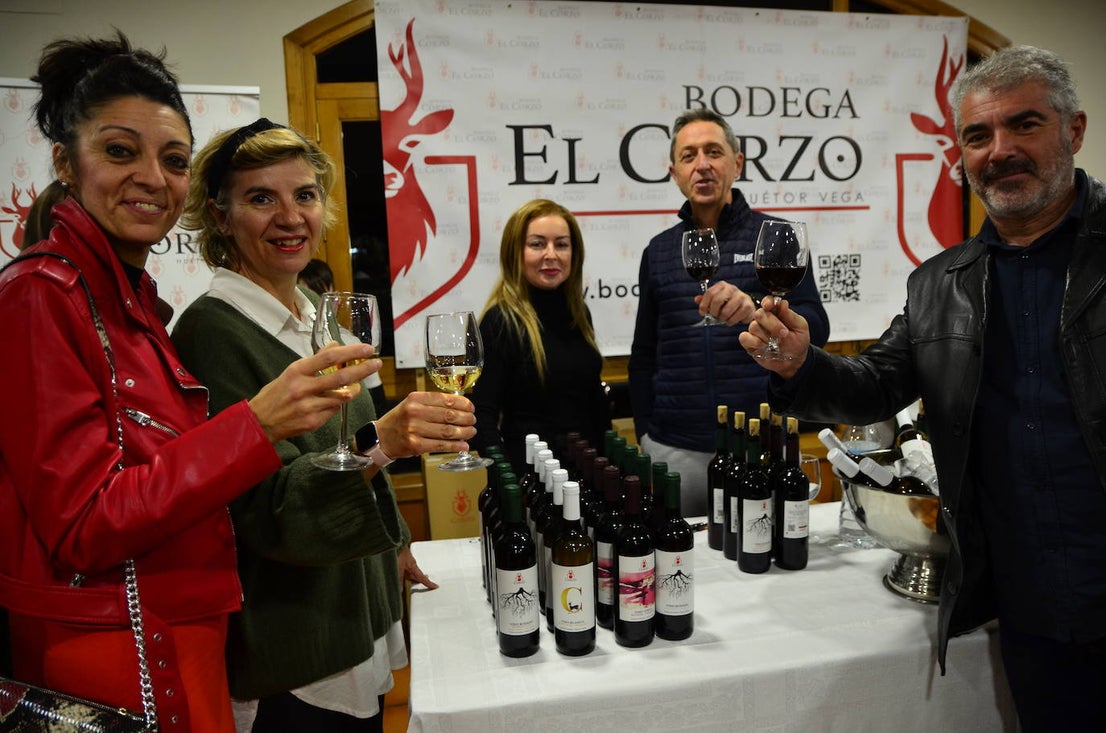 Gran ambiente en la apertura de las Jornadas del Vino, Jamón y Chacinas de Huétor Vega